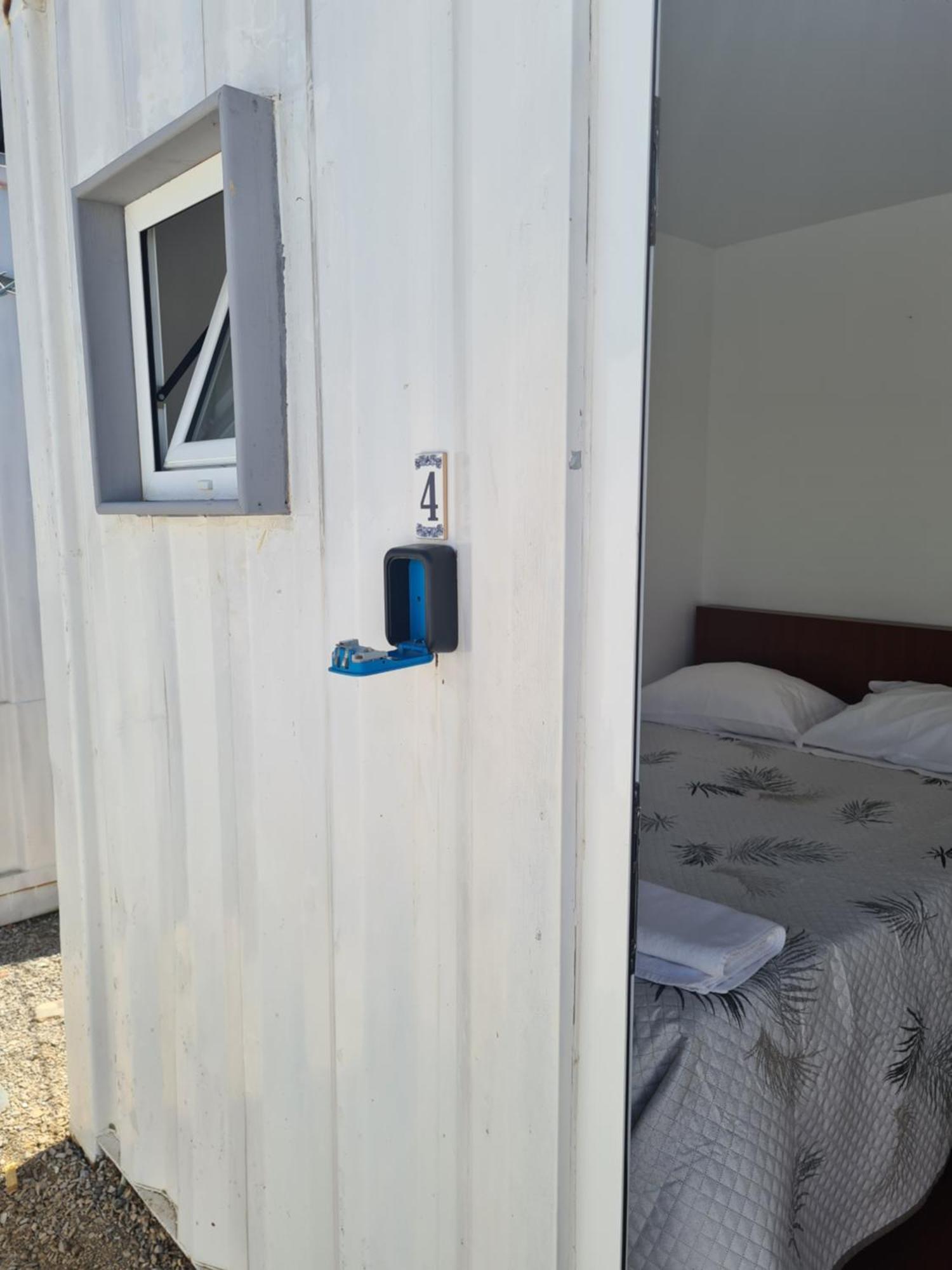 Casa Vale Ecotainer Hostel Lisbon Bagian luar foto