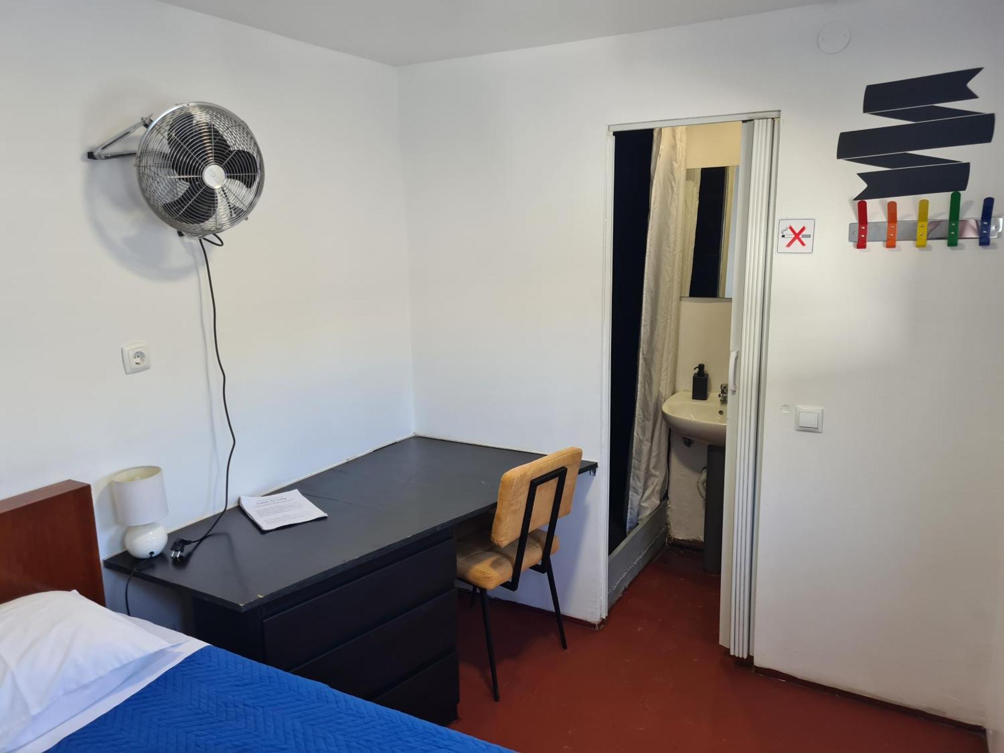Casa Vale Ecotainer Hostel Lisbon Bagian luar foto